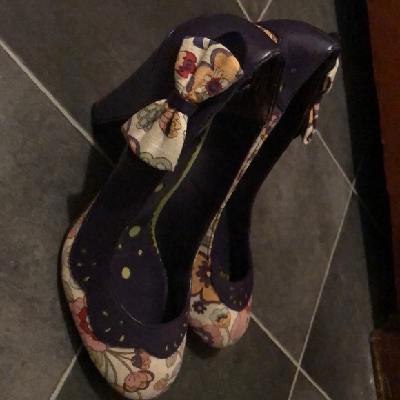 Shoes - Picture 4 of 5